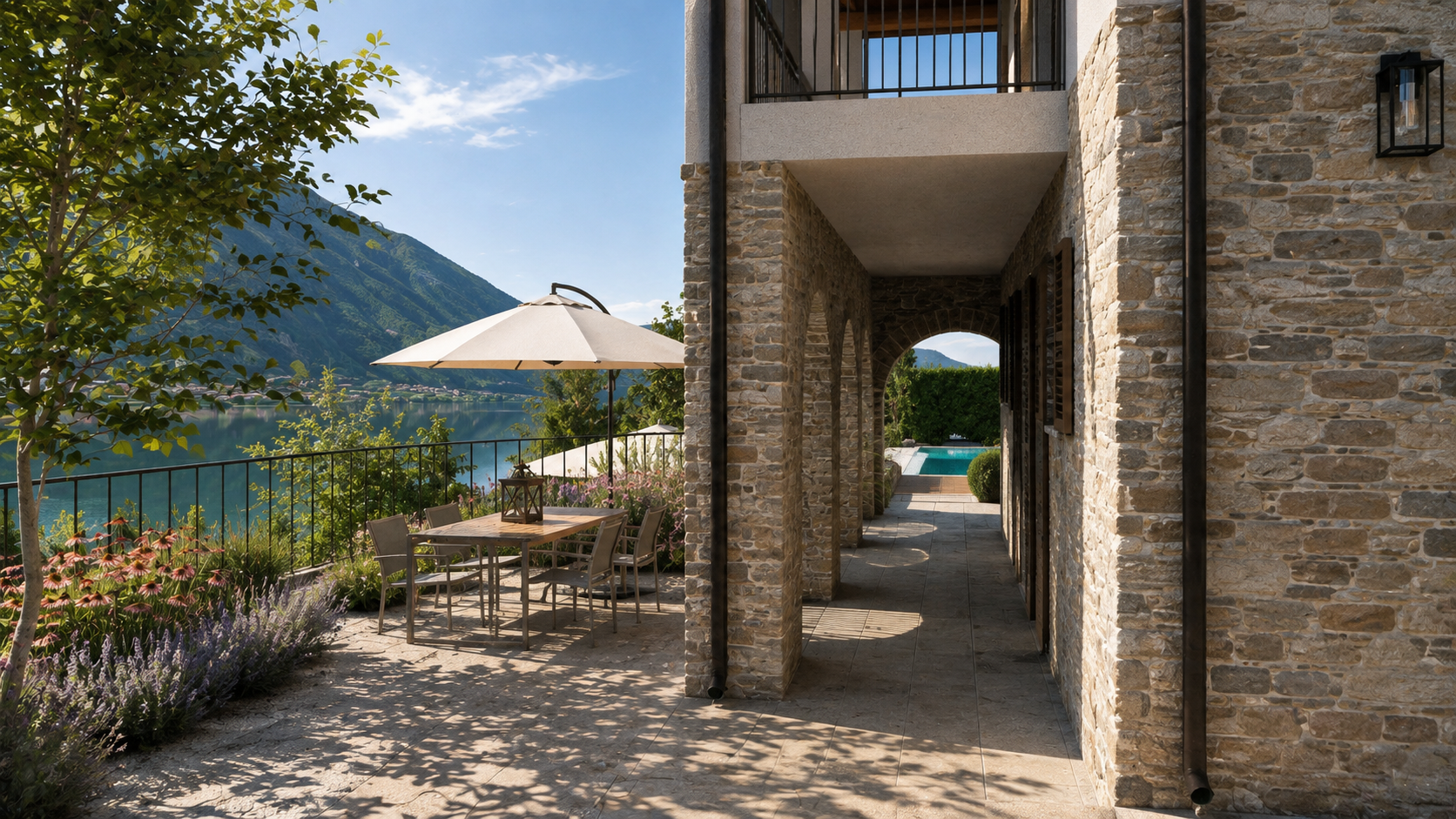 Spazi della casa aperti verso il lago e la piscina