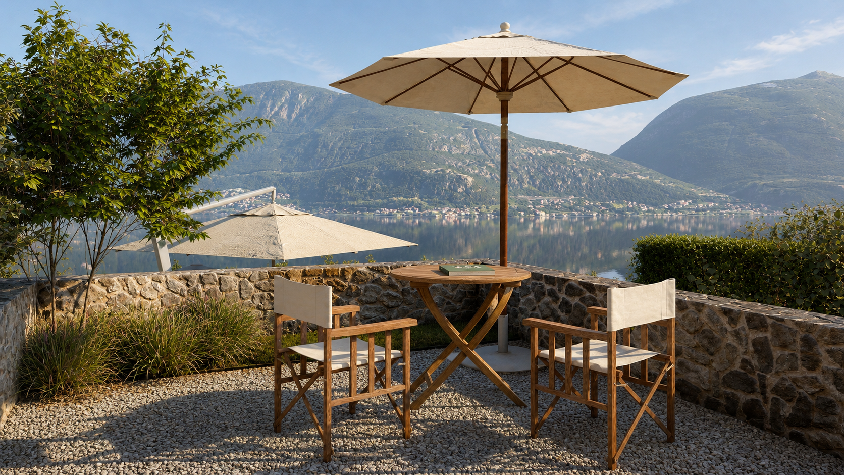 Tavolo e sedute affacciati sul Lago di Como