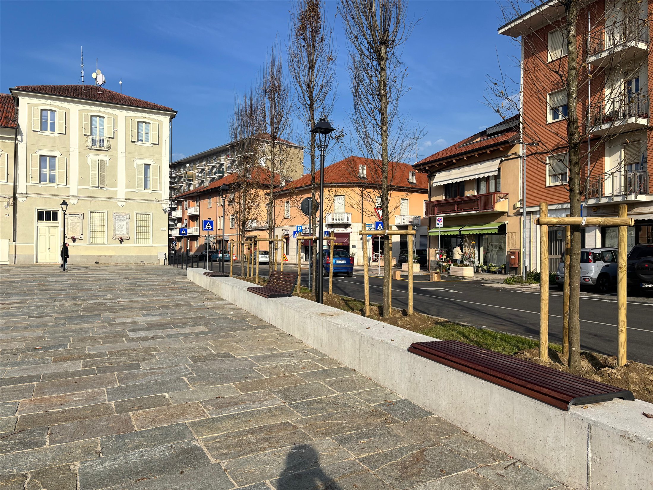 La nuova piazza con le sedute e le alberature