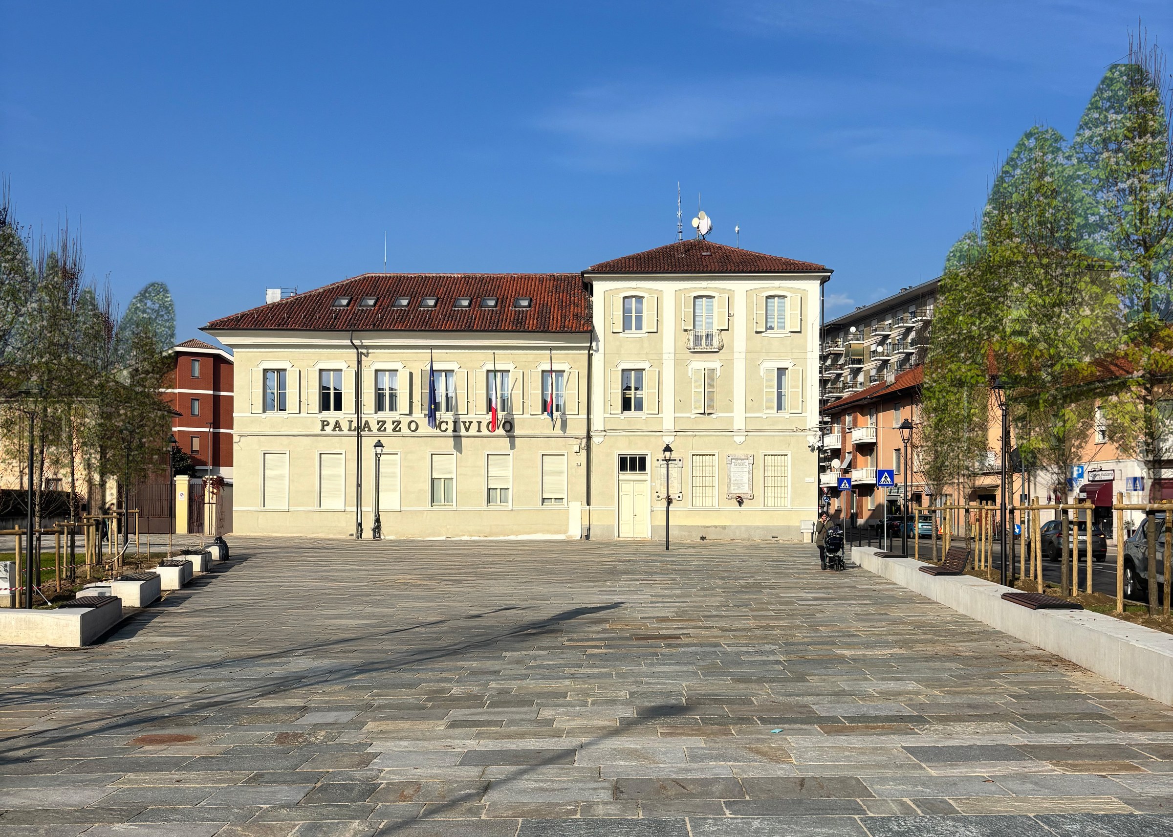 La nuova piazza pavimentata davanti al Palazzo Civico di Borgaro Torinese