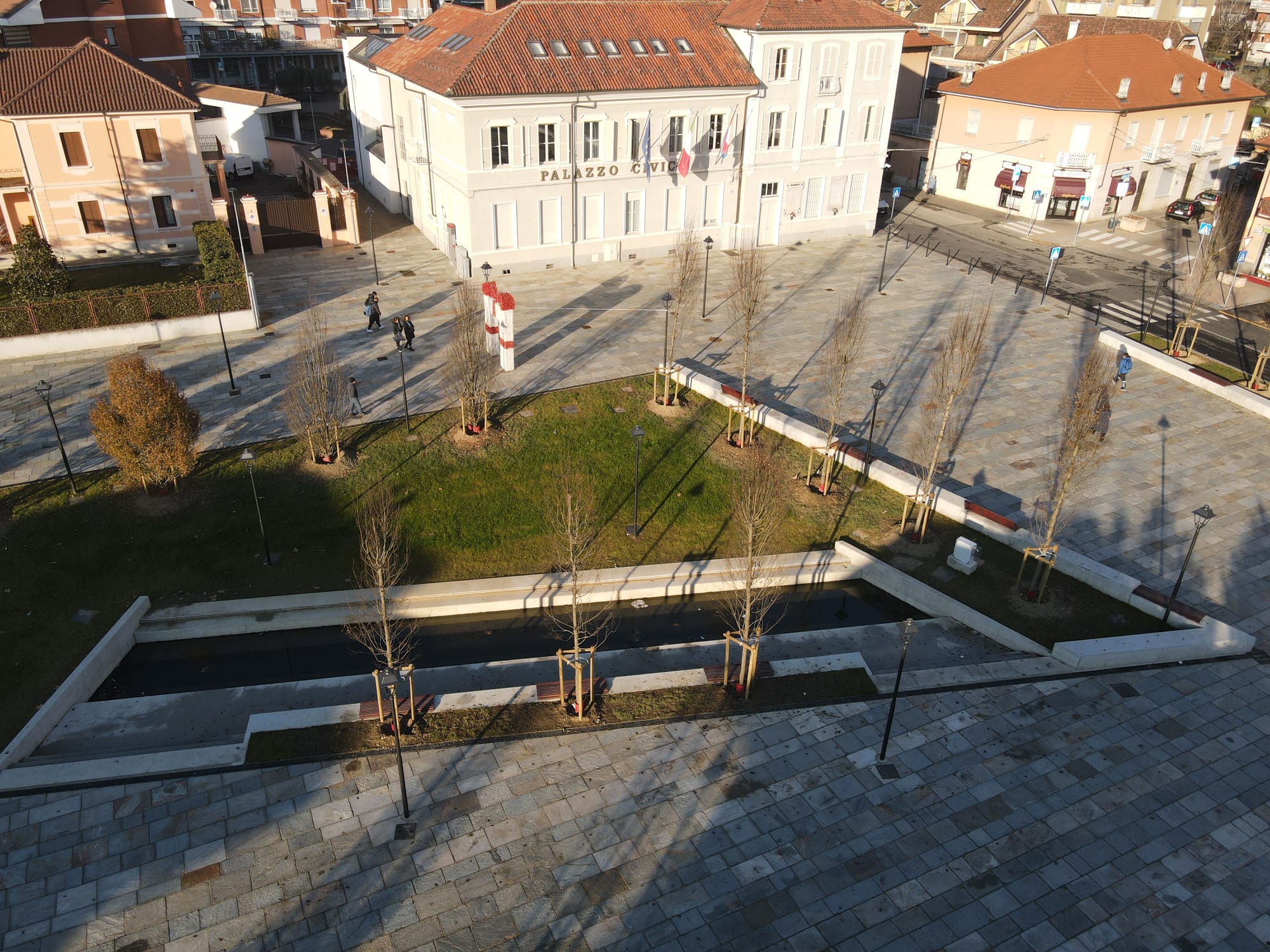 Vista da drone dello specchio d’acqua e del Palazzo Civico